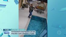 Durante o trabalho, fotógrafo se distrai e cai na piscina com equipamento