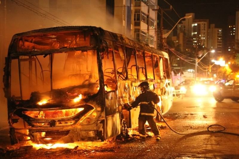 Um ônibus da linha 39 de Natal foi incendiado na avenida Hermes da Fonseca por volta das 19h54 desta segunda-feira (16)