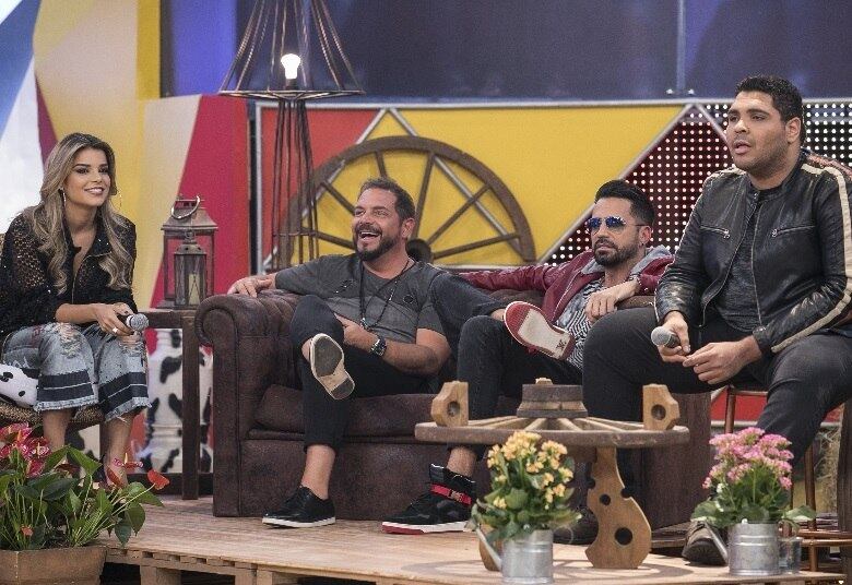 Para deixar a disputa
ainda mais emocionante, a produção coloca lama no cercadinho do jegue. A
sujeira rola solta no cenário!