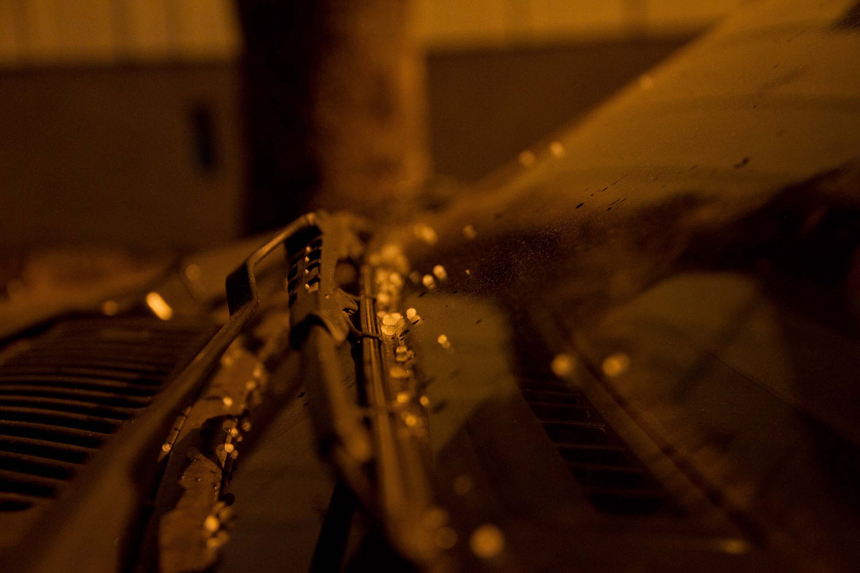 Na madrugada desta segunda flocos brancos de neve caíram sobre capôs de carros e no chão por cerca de dois minutos na cidade de Frederico Westphalen, no Rio Grande do Sul 