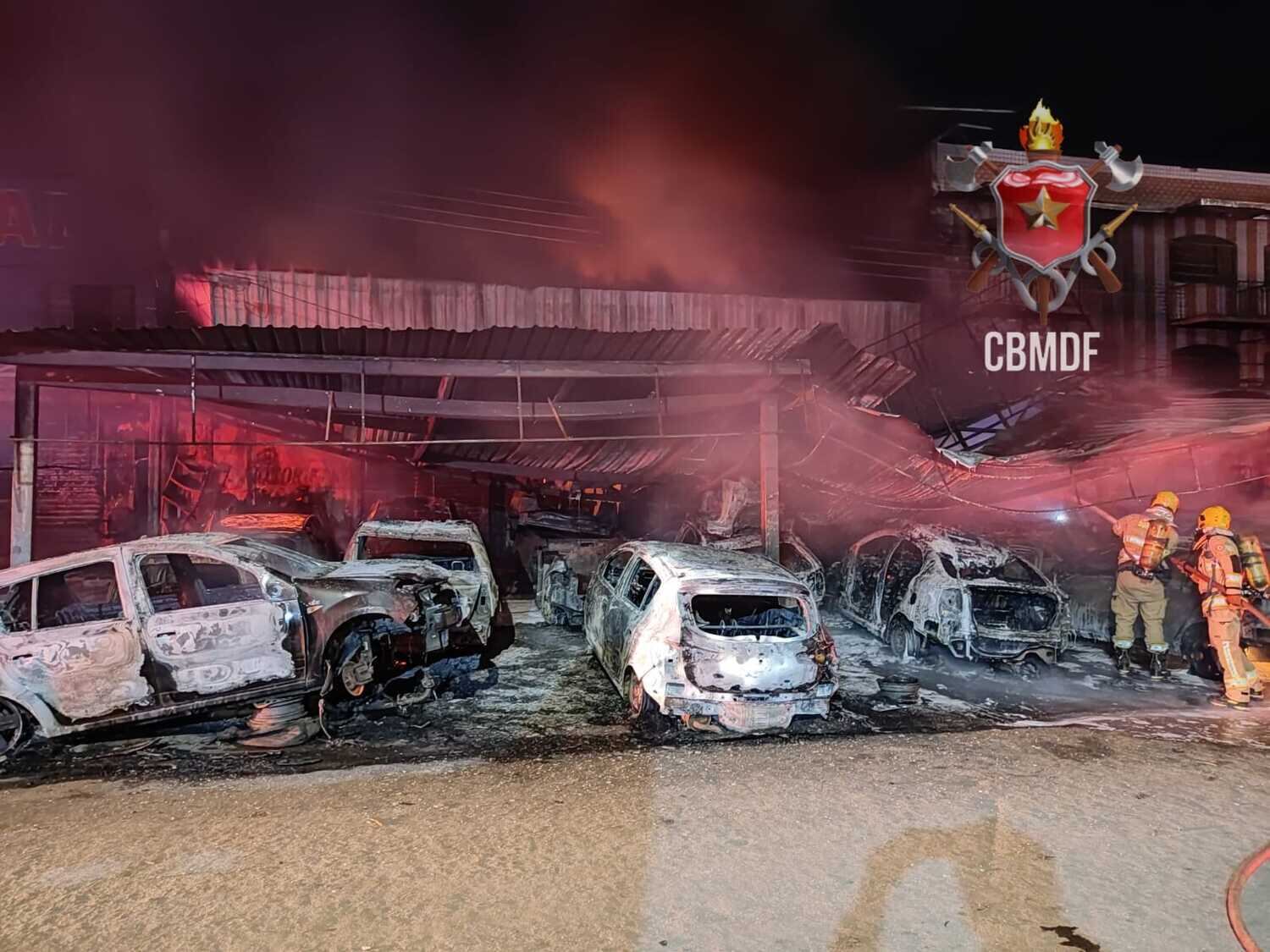 Incêndio atinge oficina e destrói 15 veículos no Distrito Federal