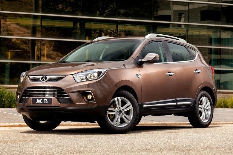 Com o segundo pack, o
preço vai a R$ 75.670 e o SUV chinês ganha a central multimídia com
entrada HDMI e o inédito "Mirror Link", recurso que espelha a tela do
celular no visor touch de sete polegadas do painel
