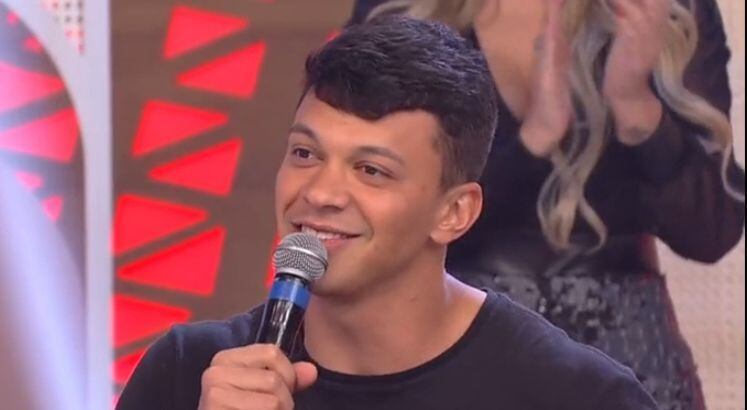 Júlio Cocielo é humorista, ator e influenciador digital. Em uma de suas passagens pelo programa, ele levou um bloco de anotações com cantadas para ajudar os meninos a impressionarem as gatas! ''O nível está baixo, então eu quero contribuir'', disparou