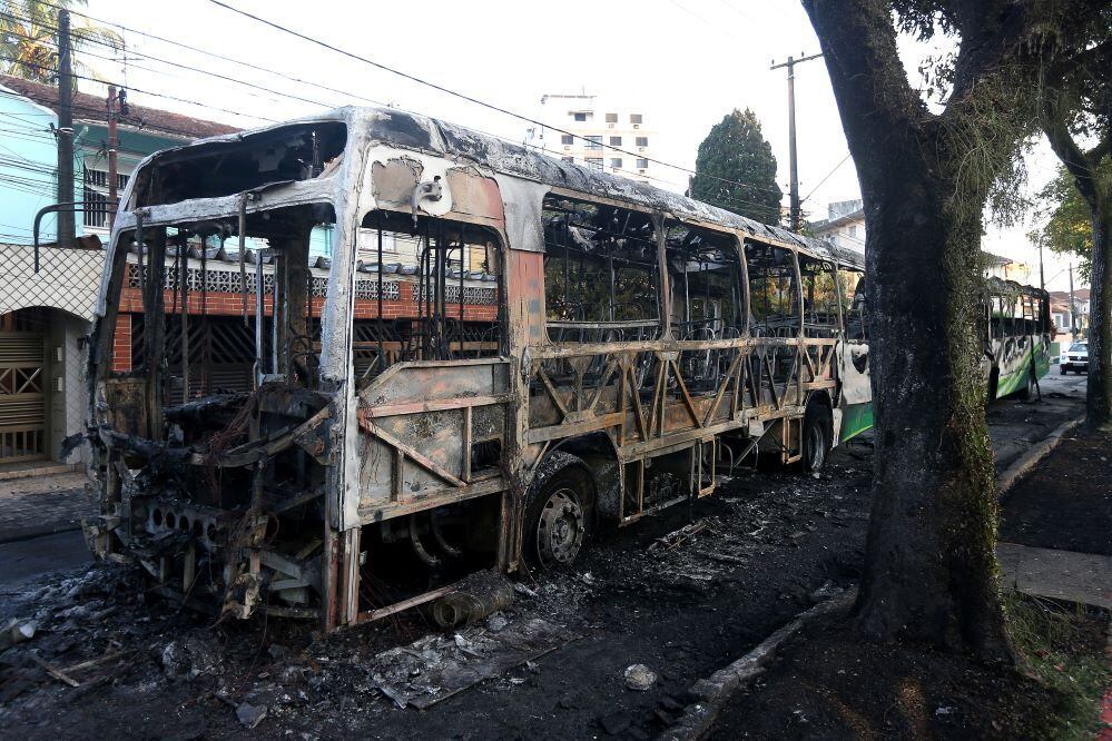 O entorno da Vila Belmiro, estádio do Santos, amanheceu nesta quinta-feira (7) com carros e ônibus incendiados, lixo revirado e muita destruição. Esse foi o resultado da ação de torcedores, na noite desta quarta (6), que ficaram revoltados com a queda do time para a segunda divisão do campeonato brasileiro. A equipe perdeu de 2 a 1 para o Fortaleza em jogo na cidade de Santos e terá de disputar a série B em 2024.

• Clique aqui e receba as notícias do R7 Esportes no seu Whatsapp

Na foto, um dos ônibus incendiados pelos santistas