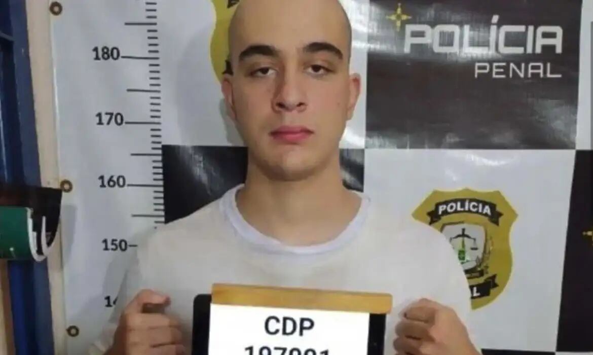 Pedro Turra, com o cabelo raspado, em foto para a Polícia Penal.