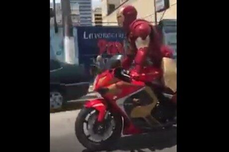 Homem de Ferro andando de moto em Volta Redonda