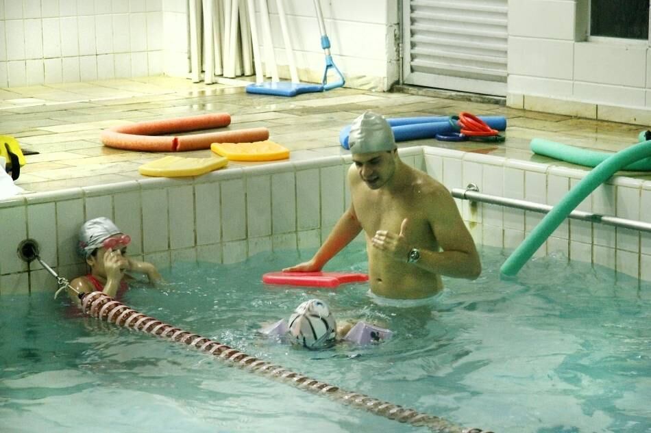 Com a ajuda do amigo e concorrente José Benedito, de 61, Joarez Câmara conseguiu ajudar 10% dos 800 alunos de sua academia. O professor de educação física Lucas Nadalute Correira, de 21, funcionário de Joarez, dá aula às terças e quintas-feiras no espaço cedido por José.

— Estou aqui com meus alunos há duas semanas, já dei cinco aulas. A ajuda veio em boa hora

"Não me entrego. Porque eu e ele somos sorriso. Somos
vida", diz viúva de assessor de Campos
