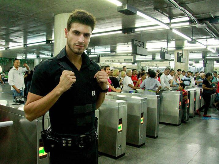 Descoberto em março do ano passado por meio de uma foto divulgada nas redes sociais, o segurança gato do Metrô da Estação Sé, em São Paulo, tem 23 anos e chama Guilherme Leão


+ Assista à chamada do concurso!

+ Clique aqui para participar do concurso

+ Aproveite e confira as matérias do programa Domingo Show

+ Já curtiu a página do Domingo Show no Facebook? É só clicar!

+ Siga o Domingo Show no Twitter e receba todas as notícias do programa