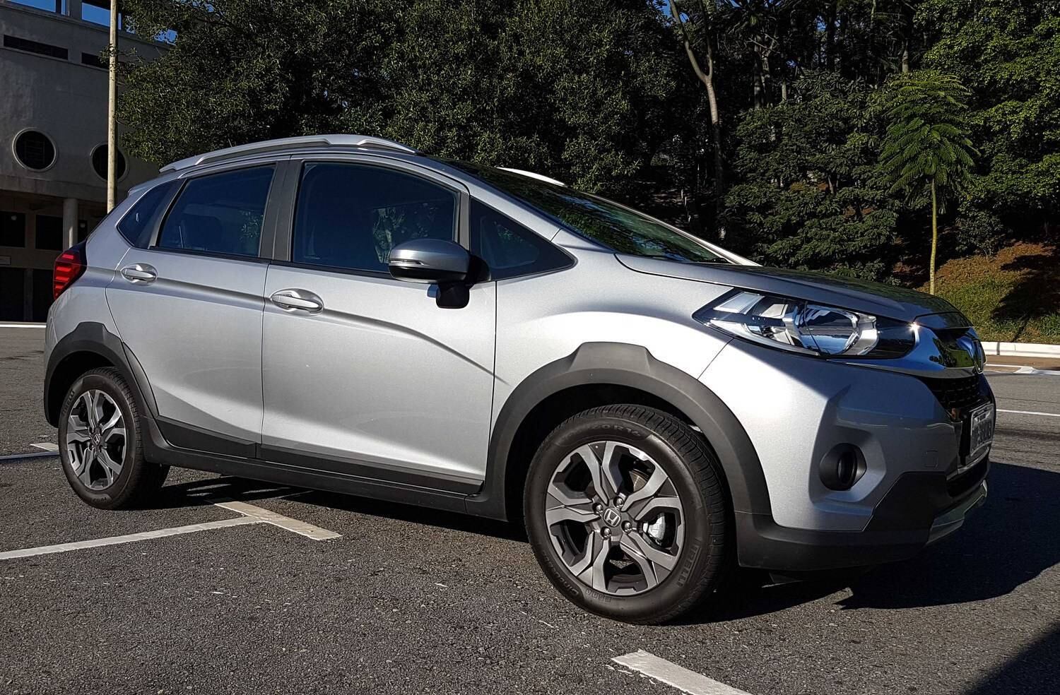 Suas formas são as mesmas do Fit, mas com dianteira e traseira próprias, além de suspensão mais robusta

TESTE: 'Quase gêmeo' do Fit, Honda WR-V mira quem não tem grana para ter um HR-V