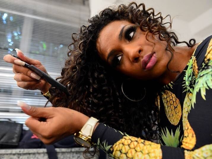 O toque final fica com o uso do
“garfo” um pente que solta os fios: “Eu jogo os cabelos para frente e passo ele
de baixo para cima, abrindo as mechas e dando mais volume. Eu adoro quanto mais volume,
melhor!”
Exclusivo: veja as primeiras imagens da ex-modelo Loemy em clínica de reabilitação
Léo Santana admite já ter usado anabolizantes: “Afetou a minha voz”
Assistente de palco Valeska Reis sensualiza nos bastidores do programa Hora do Faro