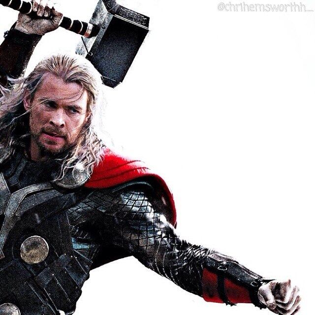 Nos filmes da franquia, os deuses nórdicos são identificados como uma raça de seres alienígenas cuja ciência é tão avançada quanto a nossa. Por isso, quando Odin, o pai de Thor, diz que só quem for digno deve possuir seu poder, isso quase não pode ser considerado mágica, levando em consideração os softwares de reconhecimento de voz que temos hoje