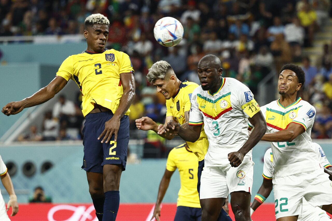 As boas atuações no clube mexicano garantiram para ele um lugar reservado na seleção equatoriana. Desde o ano passado, ele é convocado com frequência pela "La Tri". Na última Copa do Mundo, o zagueiro foi titular em todas as partidas da fase de grupos, contra Holanda, Catar e Senegal - o Equador ficou em 3º lugar no grupo A, e não se classificou para as oitavas