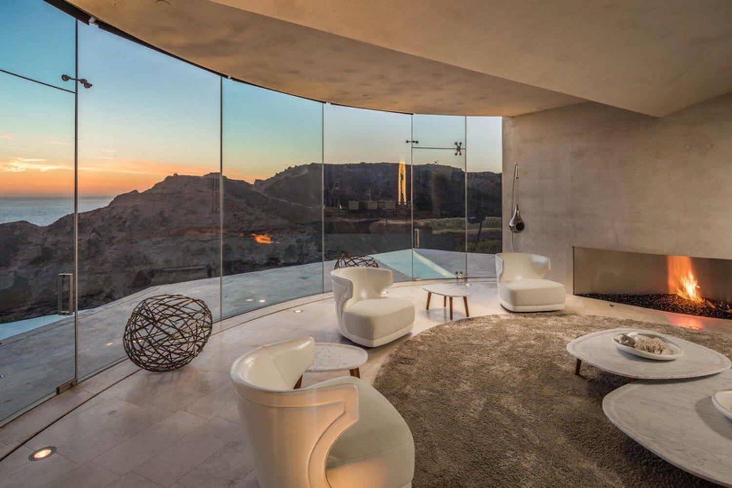 O imóvel está situado em um penhasco sobre o mar, próximo de uma área conhecida como Razor Point