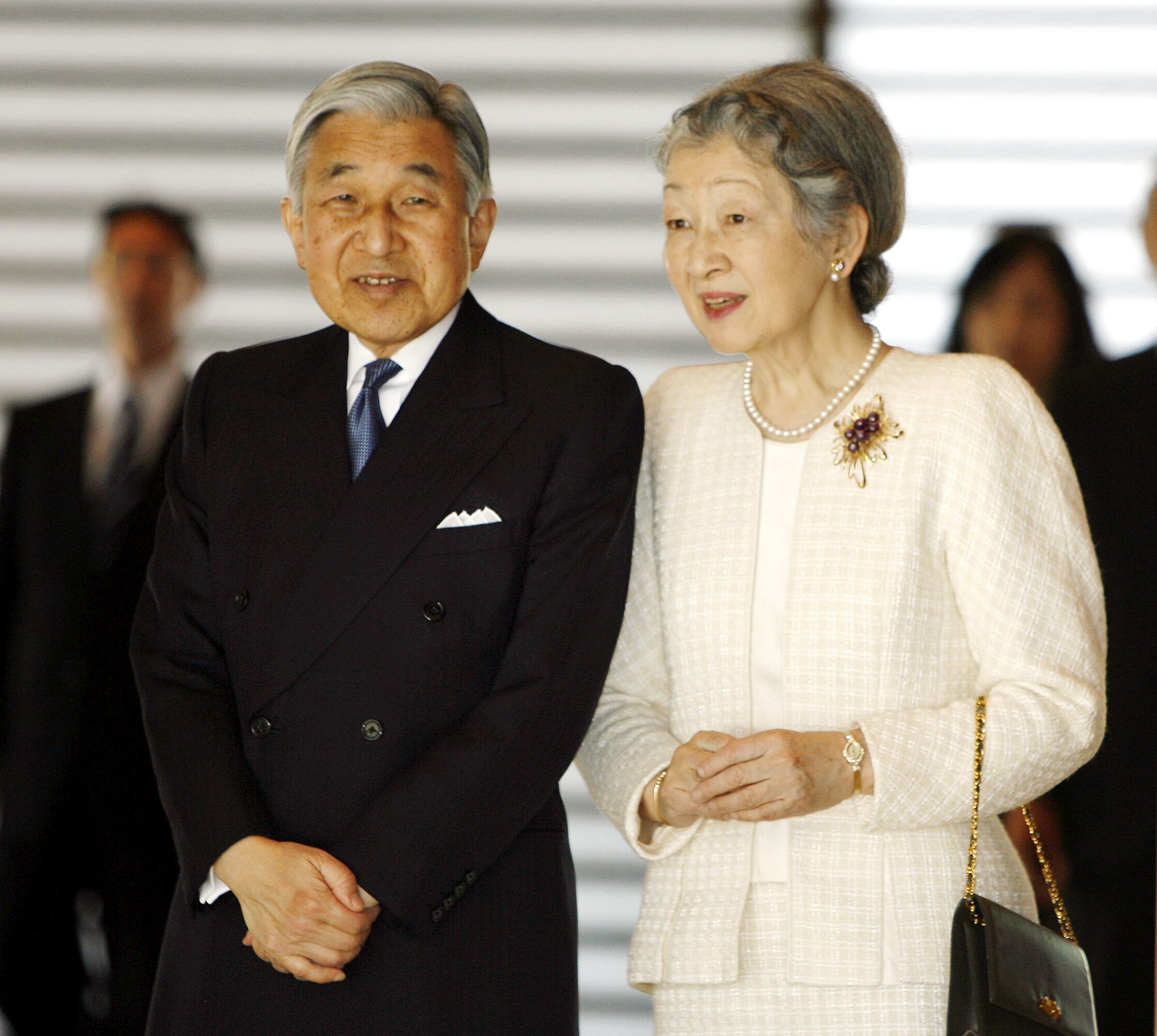 

No
Japão, o imperador Akihito e a imperatriz Michiko possuem um carro único no
mundo, um Toyota Royal Century. O automóvel, que acomoda até oito pessoas,
possui piso de granito na entrada, lã nos assentos e um sistema de iluminação
com enfeites de papel de arroz feitos de maneira artesanal. O valor da máquina?
Cerca de R$ 834 mil
