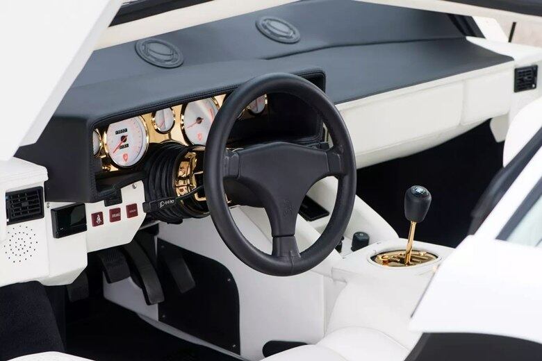 O painel de instrumentos e o suporte que volante são os outros detalhes internos do supercarro feitos em ouro