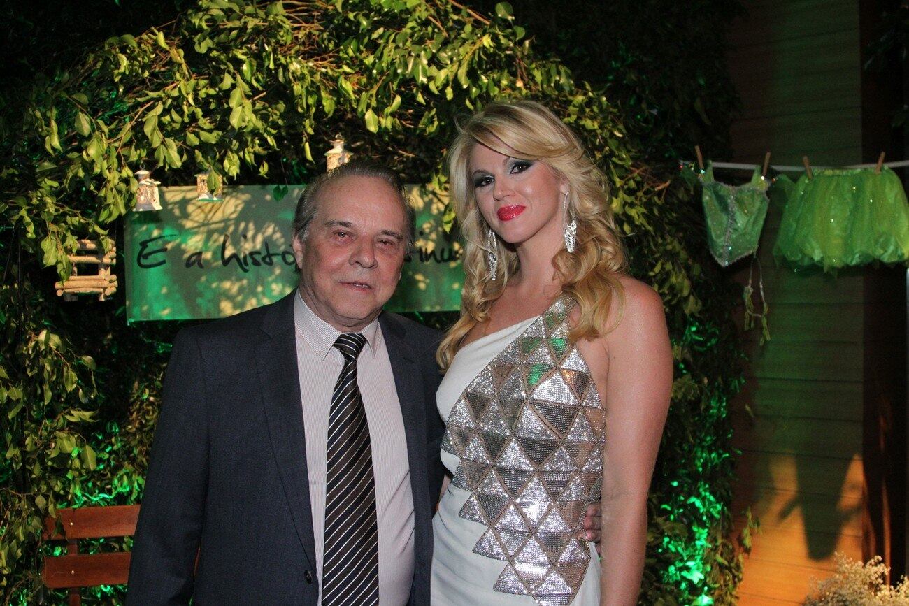 Noiva de Evaldo Ulinski, Val Marchiori marcou presença no evento realizado na noite deste sábado (9)