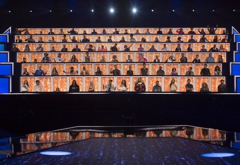 O estúdio, com uma área total de 1.400 m², comporta um gigantesco painel de 150m². Cerca de 170 profissionais estão envolvidos na produção e técnica do Canta Comigo, que, em dia de gravação, pode movimentar até 450 pessoas, incluindo plateia, jurados e candidatos. Entenda como funciona