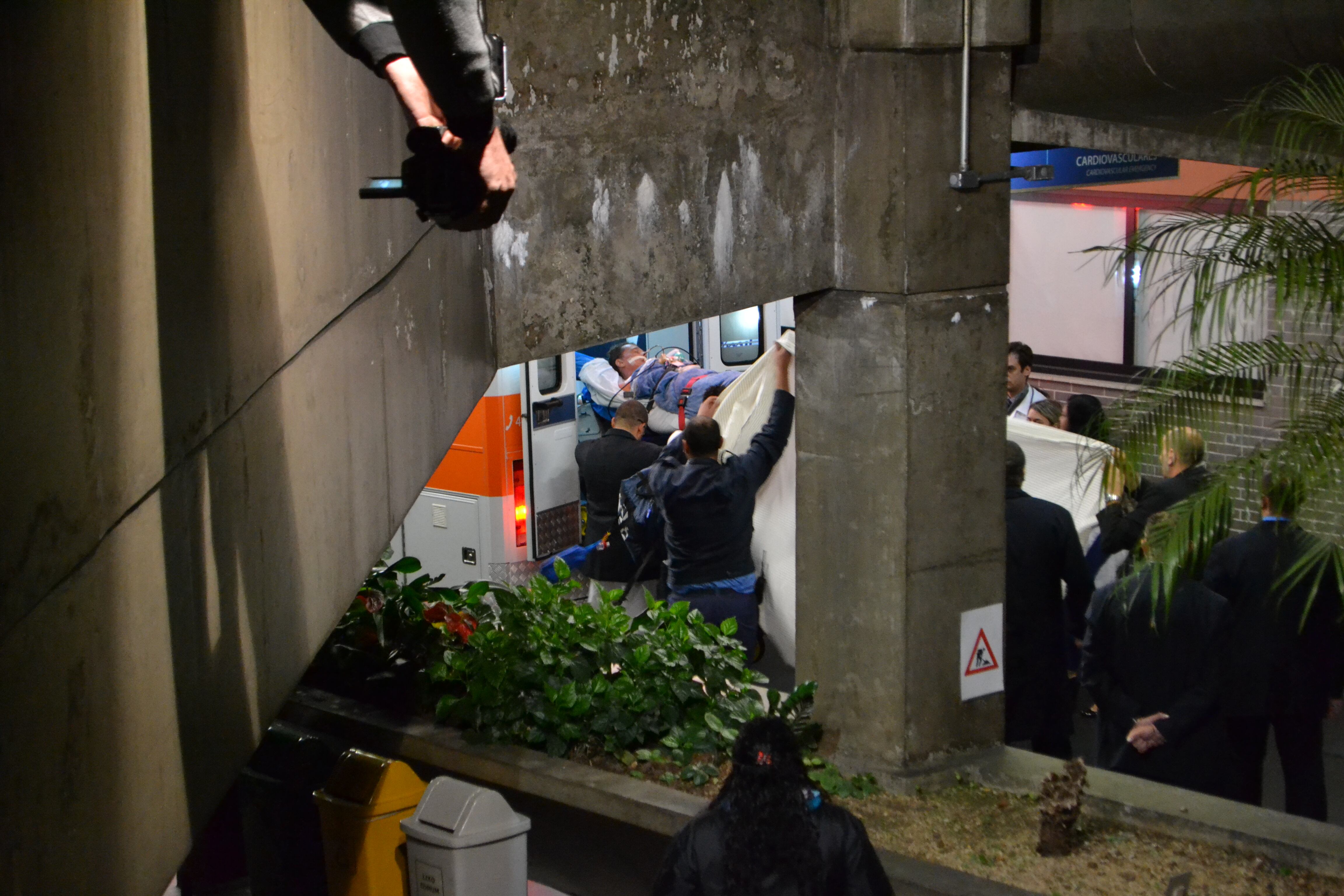 
Muito querido em Salvador, Netinho tem amizade com nomes como
Daniela Mercury, Ivete Sangalo e Léo Santana, do Parangolé. Ele nasceu
em Santo Antonio de Jesus, na Bahia, em 12 de julho de 1966.

Cantor de axé sentiu fortes dores na coxa durante ensaio e não conseguia nem andar
