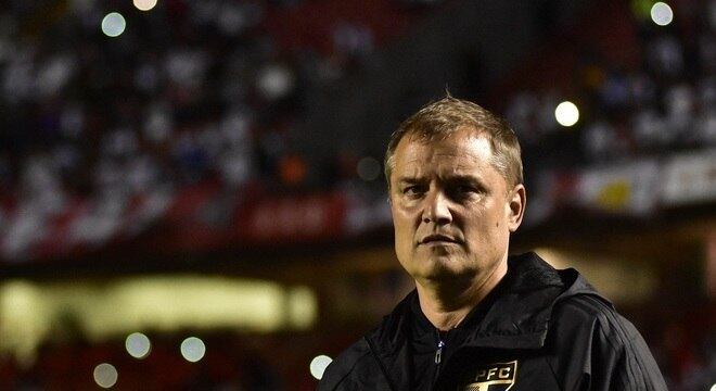 Aguirre e os primeiros gritos de 'burro'. Torcida não perdoou o time mal montado