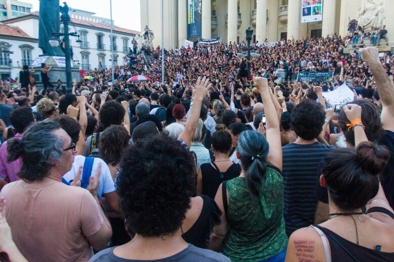 Protesto reuniu centenas de militantes em frente à Alerj