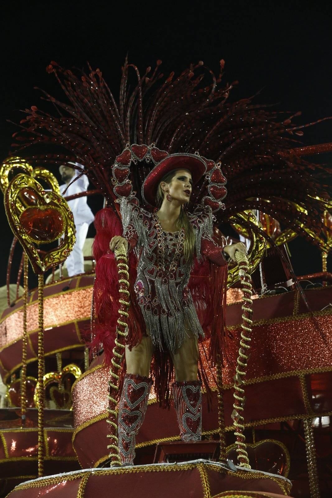 Flávia Fonseca, mulher de Luciano, arrasou no carro alegórico