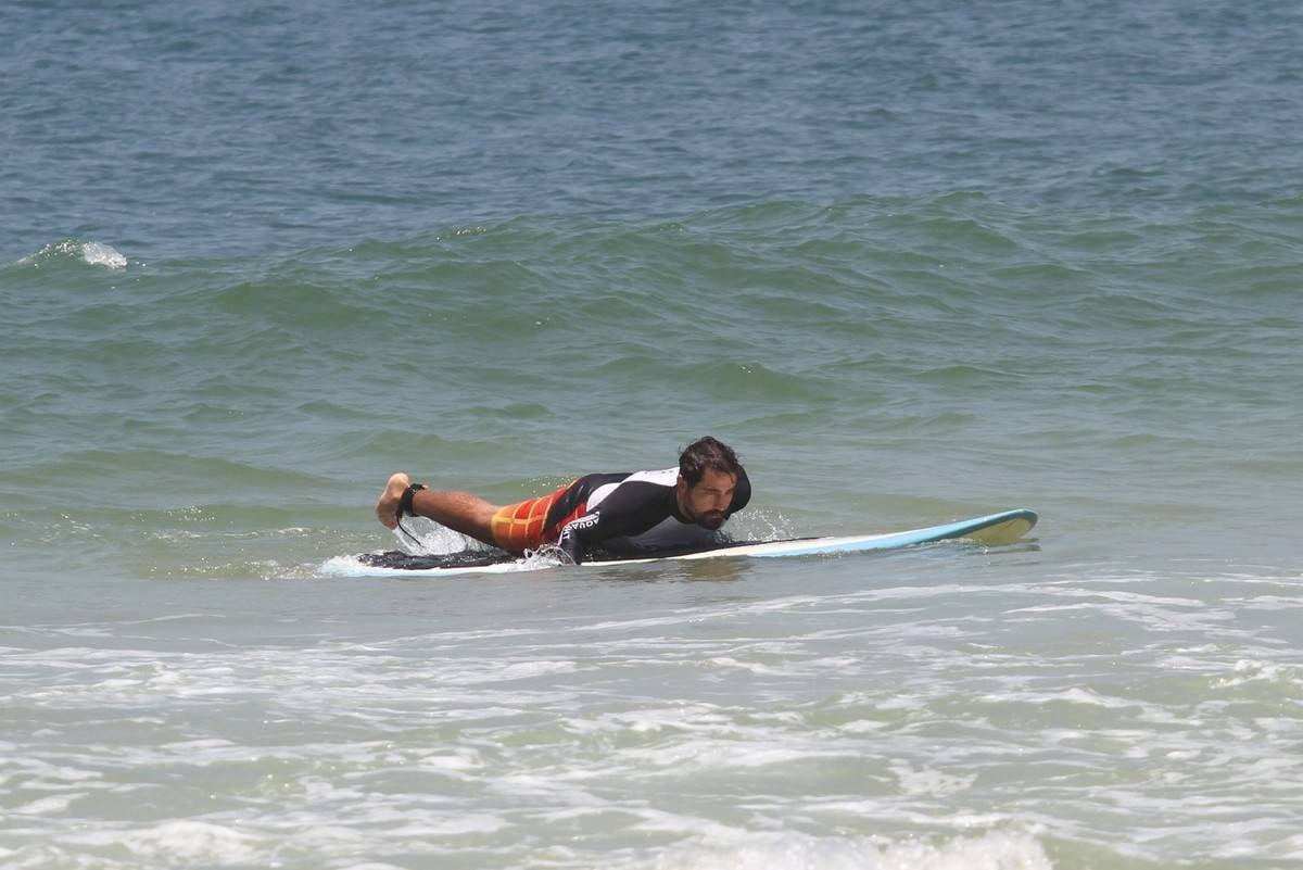 Bruno Gagliasso e Ricardo Pereira praticam stand up paddle na praia da Barra da Tijuca, no Rio