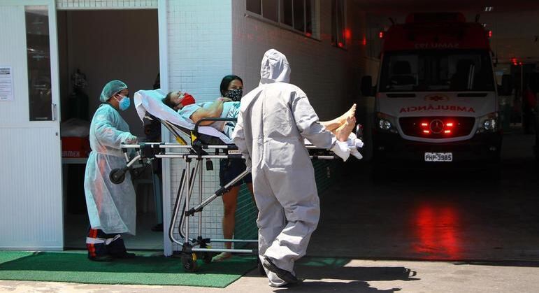 Após mais de 30 minutos esperando na parte externa, mulher com covid-19 é atendida no Hospital e Pronto Socorro 28 de Agosto, em Manaus