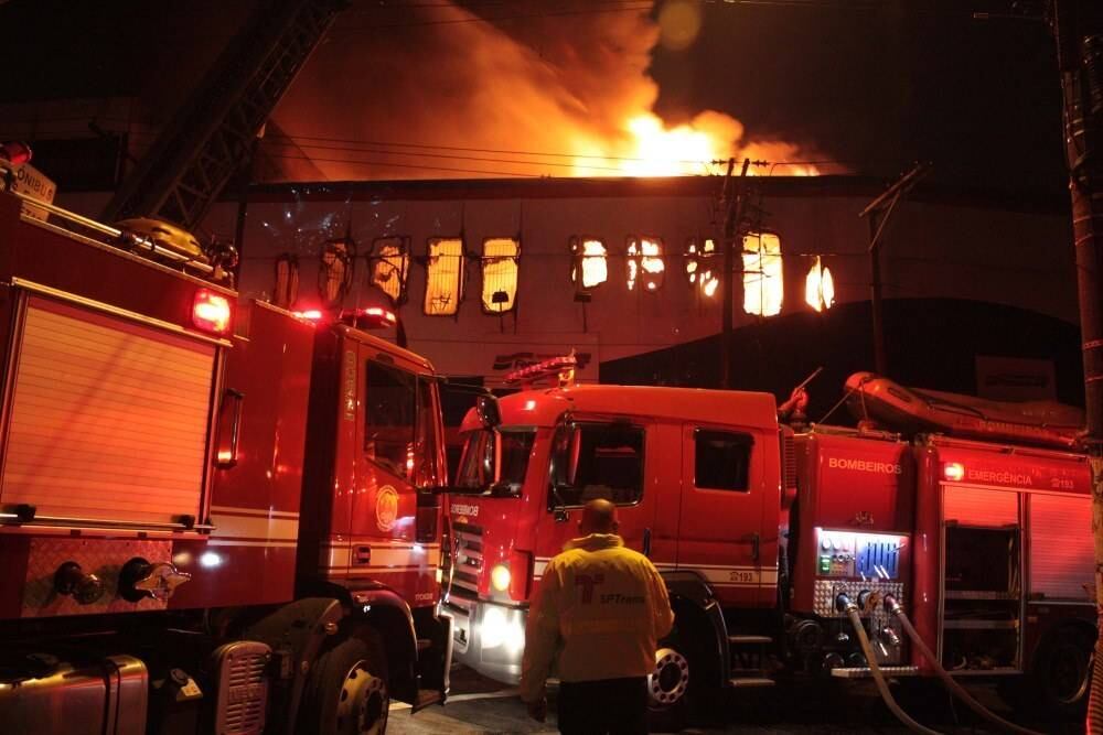 A empresa informa que todos os funcionários e consumidores foram retirados com segurança. As causas do incêndio ainda são desconhecidas
