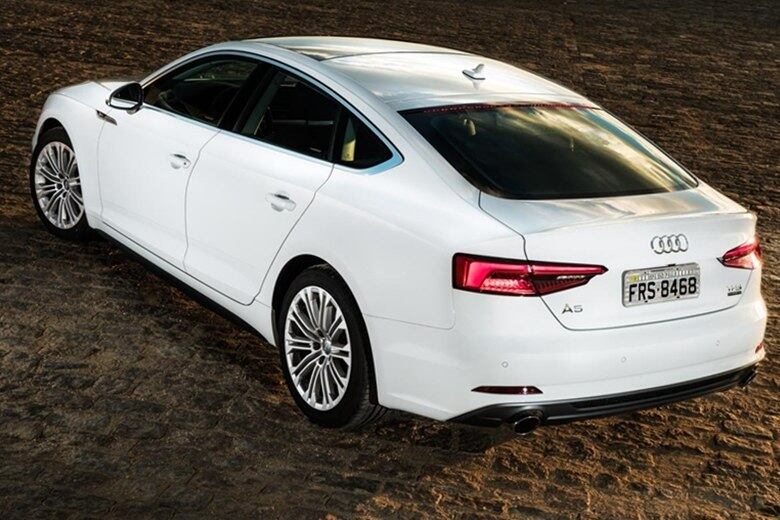 O design do A5 tem linhas elegantes e um tom de esportividade. Na dianteira especialmente na dianteira a grade hexagonal ficou mais larga que a versão anterior. Já na traseira, as lanternas ficaram maiores. O sedã tem 4,73 metros de comprimento, 1,84 m de largura, 1,39 m de altura e 2,82 m de distância entre-eixos
