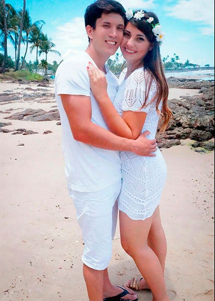 Luana Cristina Rodrigues Comin, de 21 anos, e Pablo Matias
Mallo, 25, se conheceram durante um evento religioso que a moça foi participar
na Argentina, país de origem do noivo. Depois de um ano lá, a
jovem retornou para o Brasil, mas continuou em contato com o rapaz