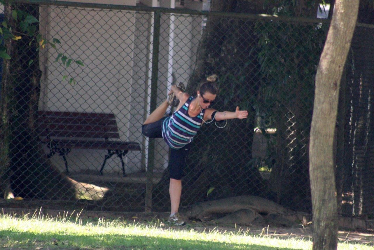 Juliana Didone tem dia de malhação em meio a natureza