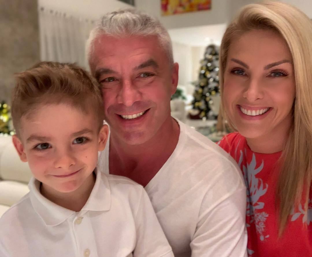 A celebração do Natal movimentou a noite dos famosos nesta terça-feira (24), e muitos famosos compartilharam os momentos em família com os seguidores. A apresentadora Ana Hickmann, do programa Hoje em Dia, da Record TV, desejou Feliz Natal aos fãs ao lado do marido, Alexandre Corrêa, e do filho do casal, Alê Jr. 