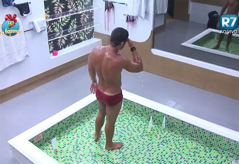 Douglas Sampaio mostrou, mais uma vez, que está em ótima forma durante banho na noite desta segunda-feira (7). A mulherada pode curtir toda a magia do jovem ator 

+ Luka chora mais uma vez e agradece: "Muito obrigado"
+ Veja as fotos do encontro de Xuxa Meneghel com os peões de A Fazenda 8
+ Peões trocam elogios na piscina um dia antes da final do reality