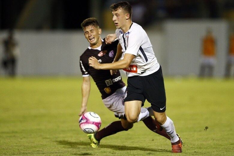 Corinthians teve trabalho para empatar com Ferroviária