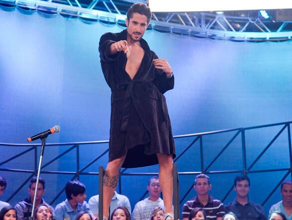 Para comemorar o aniversário de três anos do programa, ele também fez um strip tease no palco

+ Vídeo: Veja as atrações do Legendários na íntegra deste sábado (3)

+ Legendários também está no Facebook. Curta!

+ Siga a atração de Marcos Mion no Twitter!
