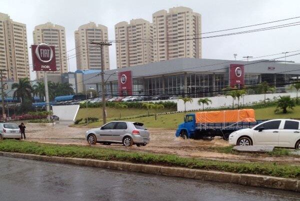 Ponto de alagamento na avenida Paralela prejudicava trânsito