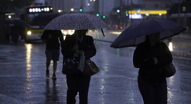 Na madrugada, pessoas se protegem da chuva em viaduto da zona sul de SP