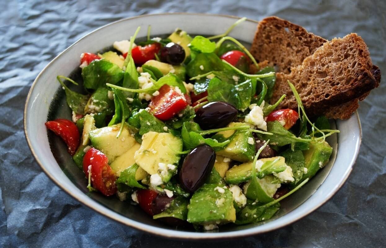4. Salada é refeição, sim

Especialmente nos dias quentes, uma salada bem completa pode render uma excelente refeição. Aqui vale privilegiar  vegetais e folhas cruas, sem se esquecer de acrescentar alguma fonte de proteína e de carboidrato, exatamente como nas marmitas quentes. "Saladas no pote funcionam muito bem e podem ser muito variadas. Sugiro escolher uma tigela funda, com tampa, e misturar bastantes folhas cruas e legumes picadinhos, como cenoura, pepino e tomate. Gosto de colocar macarrão cozido, fonte de carboidratos, e servir com atum em conserva, ovos, cubinhos de queijo, frango desfiado refogado ou outra proteína a gosto, já pronta, em pedaços pequenos", ensina a nutricionista. O molho pode ser acondicionado à parte, em potinhos bem fechados com uma tampa que não permita vazamentos. Uma simples mistura de suco de limão, azeite, sal e pimenta já rende um molho saboroso e saudável, ideal para temperar a saladinha antes de comê-la
