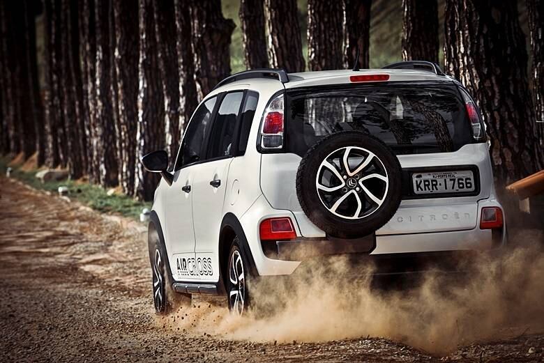 Também passa a vir de fábrica em todas as versões o detector de obstáculos traseiro, que auxilia em manobras