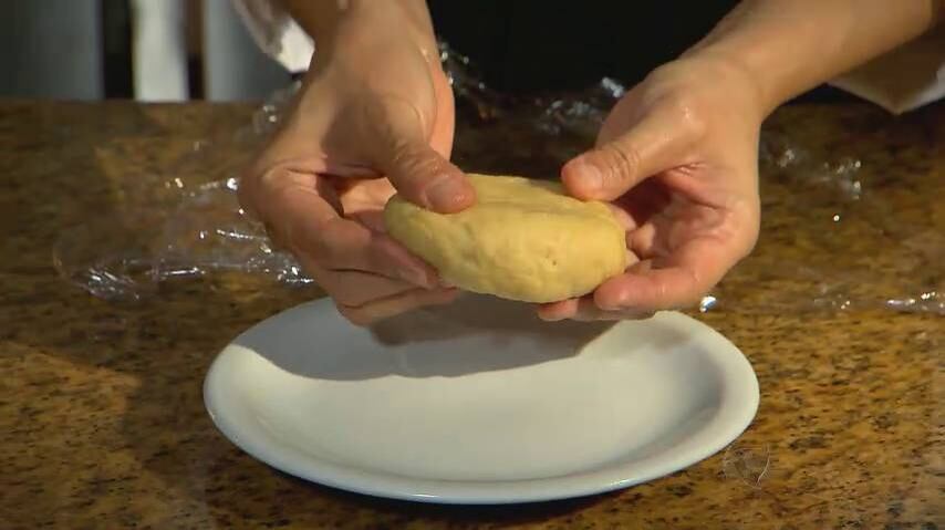 Basta misturar aos poucos a farinha forte com ovo e água até que ela adquira essa consistência

> Veja toda a programação da Record no R7 Play
