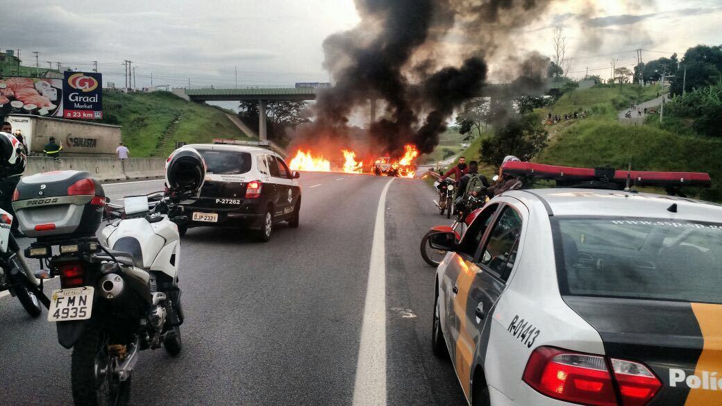 Uma tentativa de assalto a carro-forte terminou com dois veículos incendiados na noite desta segunda-feira (22) na rodovia Ayrton Senna, na região de Itaquaquecetuba, no sentido interior 