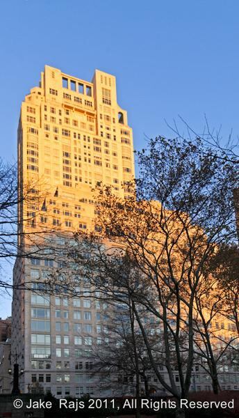 Central Park – Nova York



Preço da cobertura: R$ 11,7 milhões (US$ 45 milhões) em 2008.



Proprietário: Daniel Loeb, que tem fortuna estimada em R$
3,9 bilhões (US$ 1,5 bilhão).



O investidor adquiriu a cobertura de 10, 674 metros
quadrados em uma das regiões mais cobiçadas dos Estados Unidos. Há rumores
de Loeb só vende o espaço por R$ 260 milhões (US$ 100 milhões)