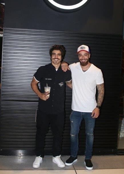 Caio e Felipe posaram na hamburgueria em São Paulo