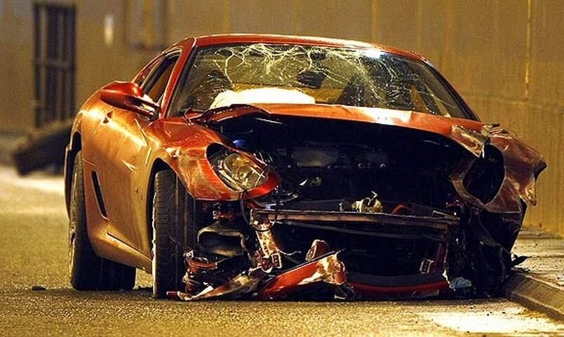 Mais um fato que merece destaque é o de Cristiano ser um
motorista perigoso para sociedade. Afinal, abusando da velocidade o atleta já
destruiu uma Ferrari