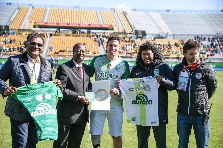 Follmann e Higuita trocaram homenagens em Orlando