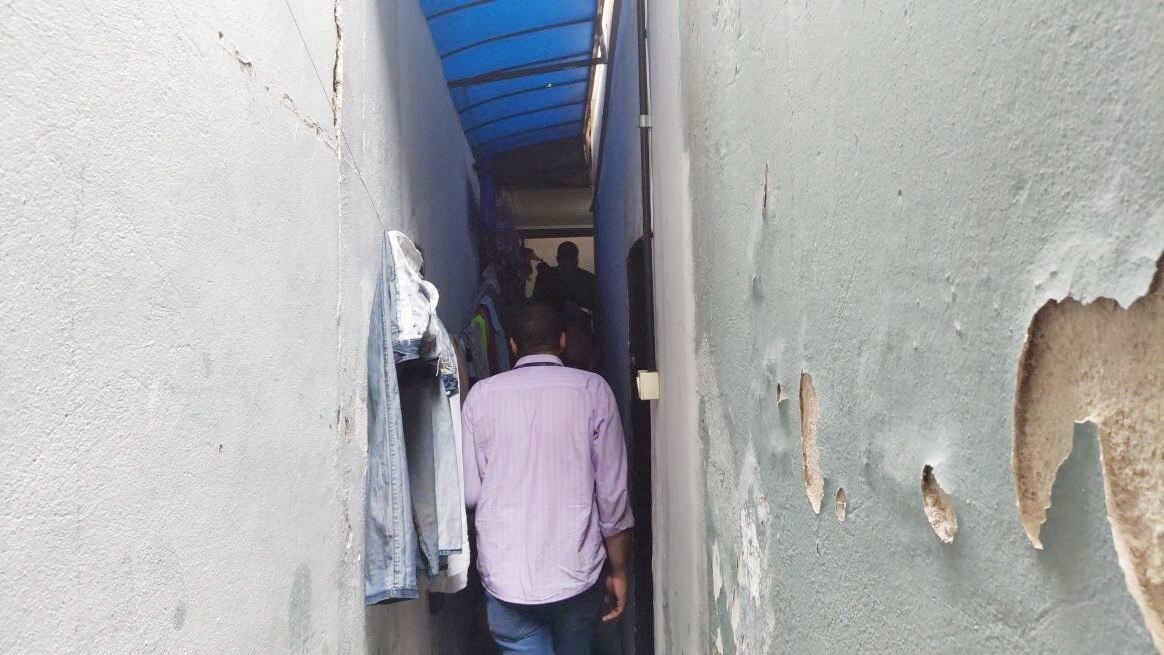 A transferência dos usuários de drogas começou no início da tarde da sexta-feira (26), com a chegada das equipes da prefeitura ao hotel Santa Maria, no centro da cidade. 