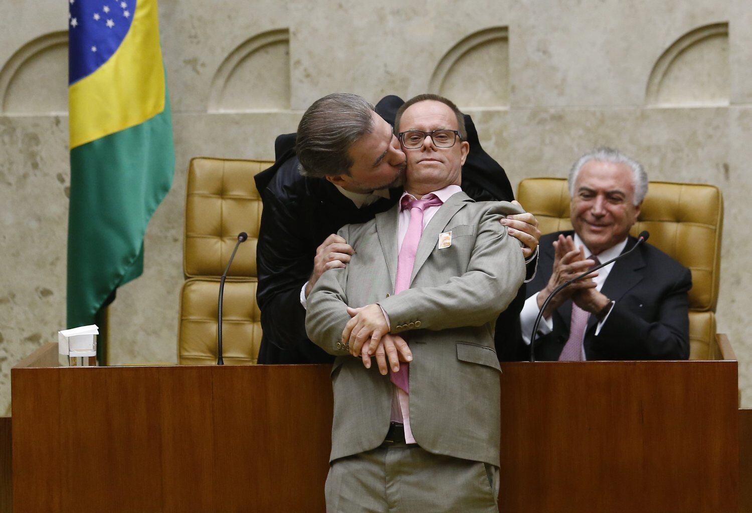 José Eduardo, irmão de Dias Toffoli, quebra o protocolo durante cerimônia