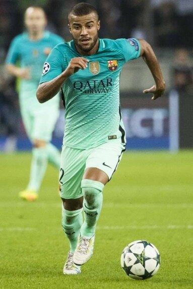 SUBSTITUTO - O meia Rafinha Alcântara, do Barcelona, será o substituto do volante Casemiro, do Real Madrid, nos amistosos da seleção brasileira contra Uruguai e Camarões. Casemiro teve uma entorse no tornozelo direito na vitória dos merengues de 4 a 2 sobre o Celta de Vigo, fora de casa, no último domingo, pelo Campeonato Espanhol. Rafinha se juntará à delegação nesta segunda-feira, em Londres (Foto: ODD ANDERSEN / STF / AFP)