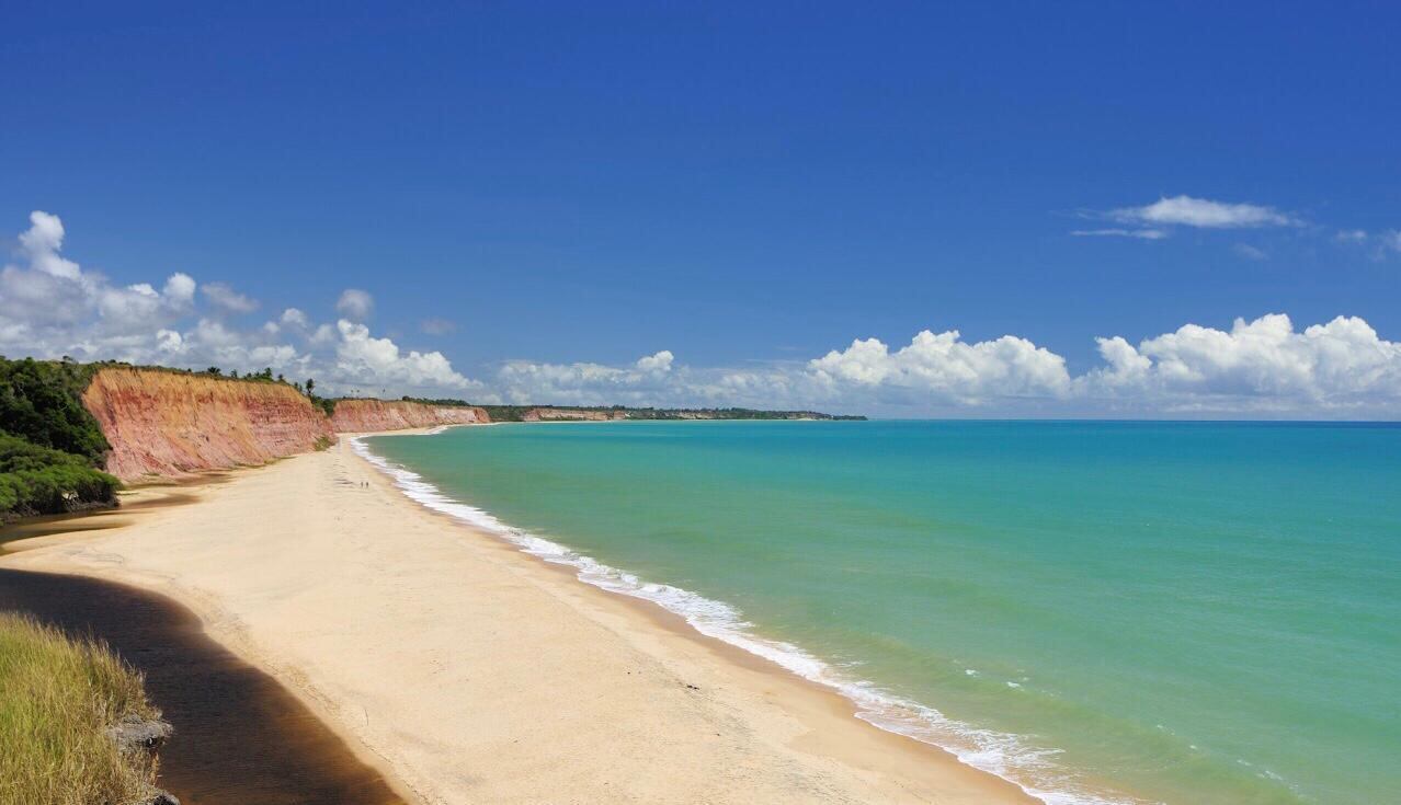 A Praia Japara Grande e as falésias precisam entrar no roteiro de quem pretende visitar a cidade