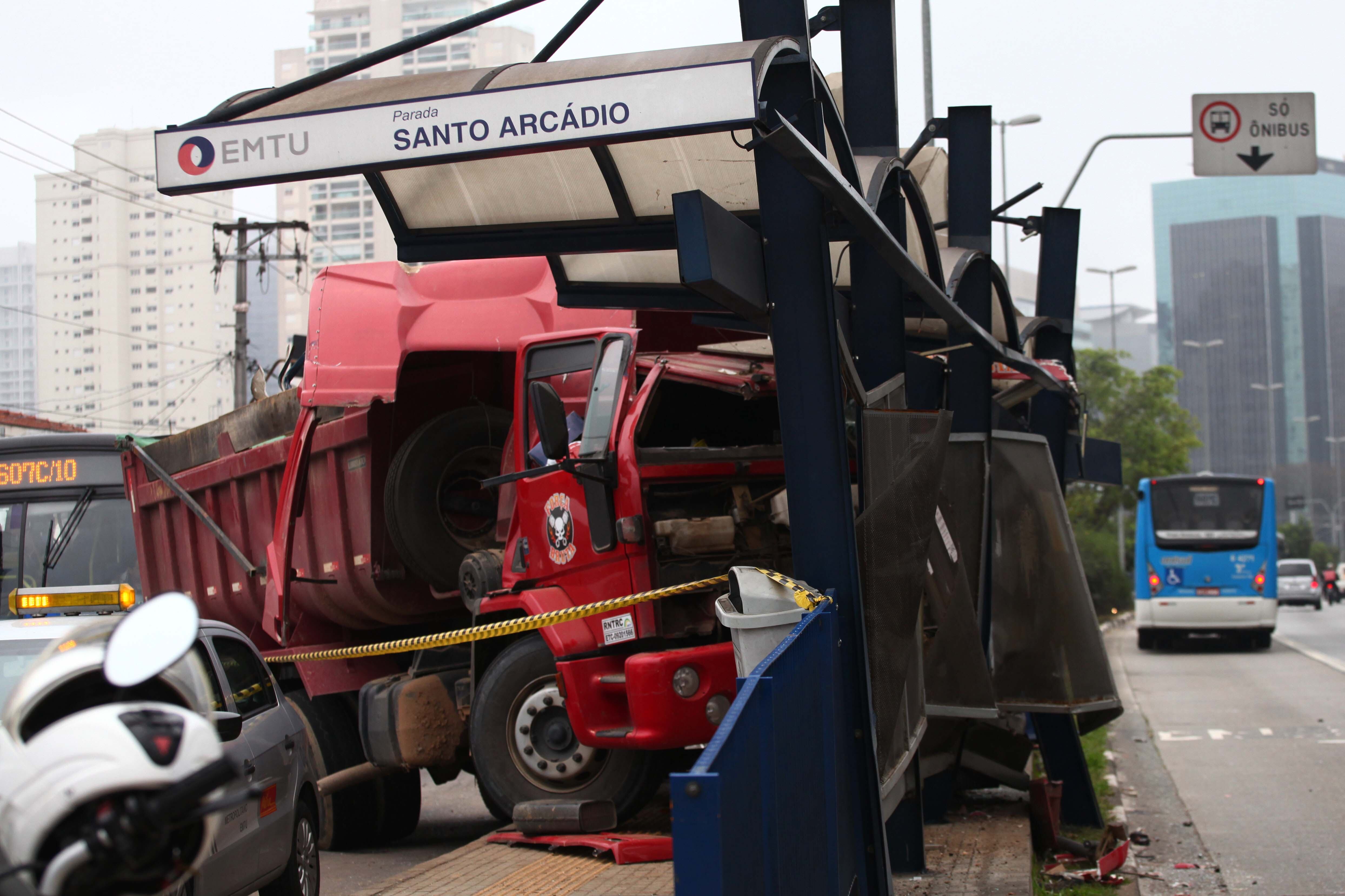 Ao menos duas pessoas ficaram feridas, segundo a CET, e foram levadas a hospitais da região